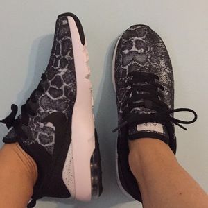 ✨NEVER WORN✨ Nike Air Max Siren